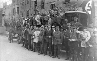Bundesarchiv_Bild_119-0779,_Sturmabteilung_aus_Essen Early days: Josef Terboven with the national party: NSDAPs paramilitary street troops in 1926. 
